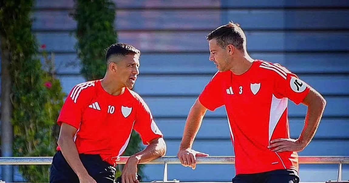 Azpilicueta se despide del Sevilla tras retirarse y Alexis le dedica un mensaje