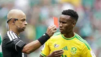 La FIFA sanciona con tres partidos a Themba Zwane tras su expulsión ante México